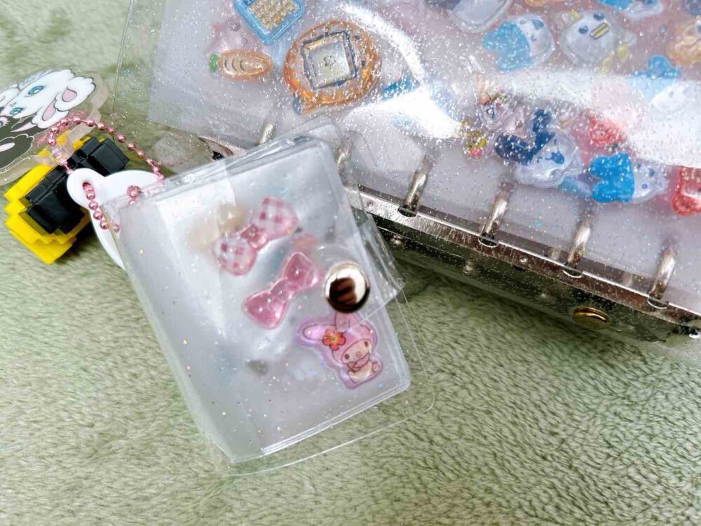 ミニミニ　シール帳 キーホルダー　豆本　100均