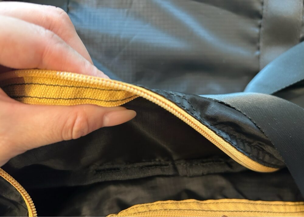 カリブーマウンテニアリング（CARIBOU MOUNTAINEERING）のナイロンリュック（バックパック）口コミ　レビュー　耐久性　薄い