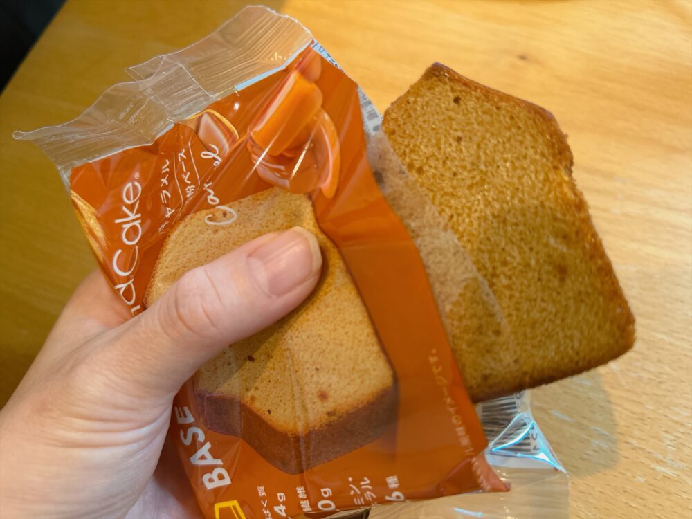 ベースフード（BASE FOOD）のベースパウンドケーキ（BASE Pound Cake） キャラメル　開封レビュー　口コミ